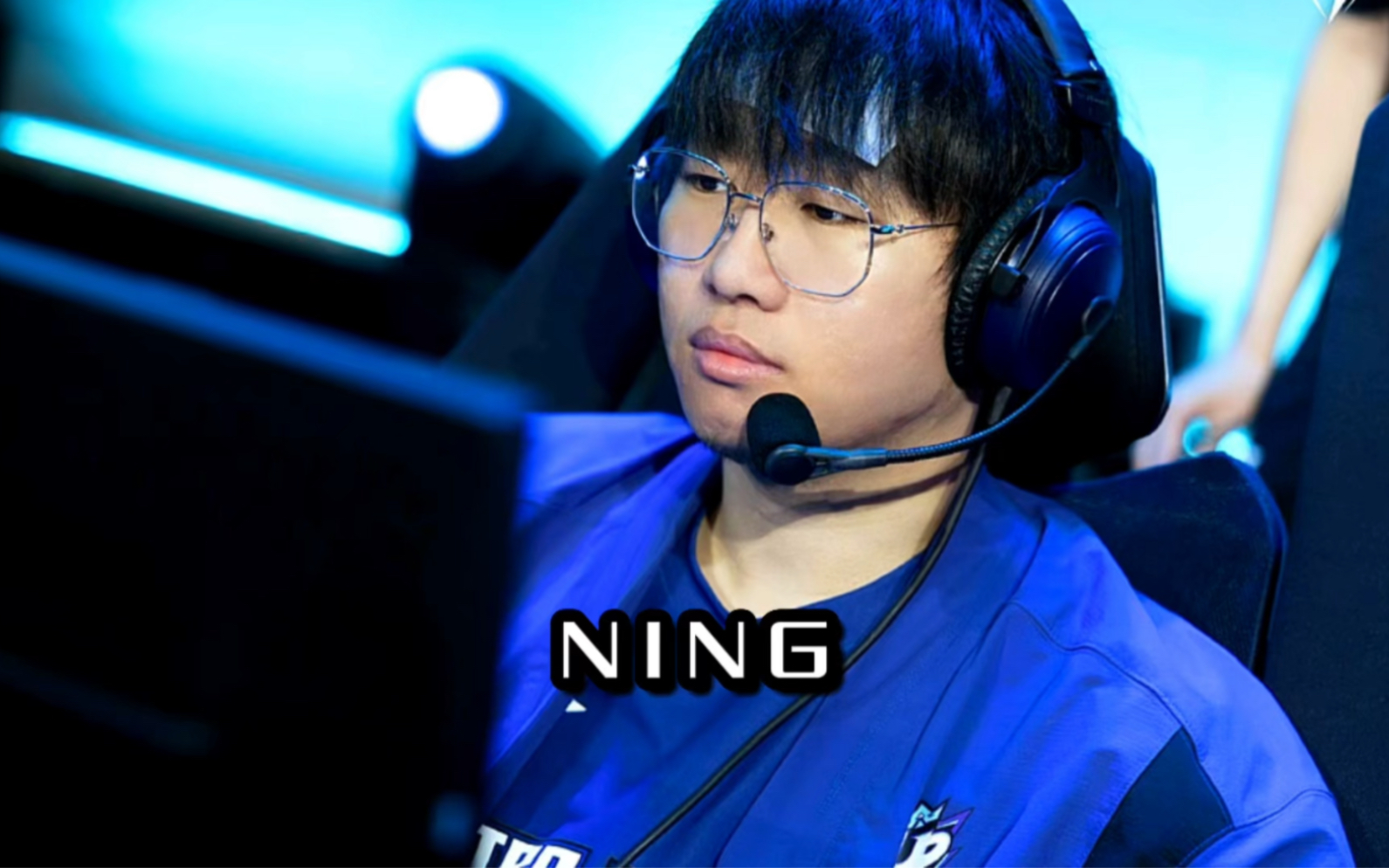 爱游戏在线包含Ning回归赛场，赛况扑朔迷离首场状态亮眼，快船观众沸腾！的词条